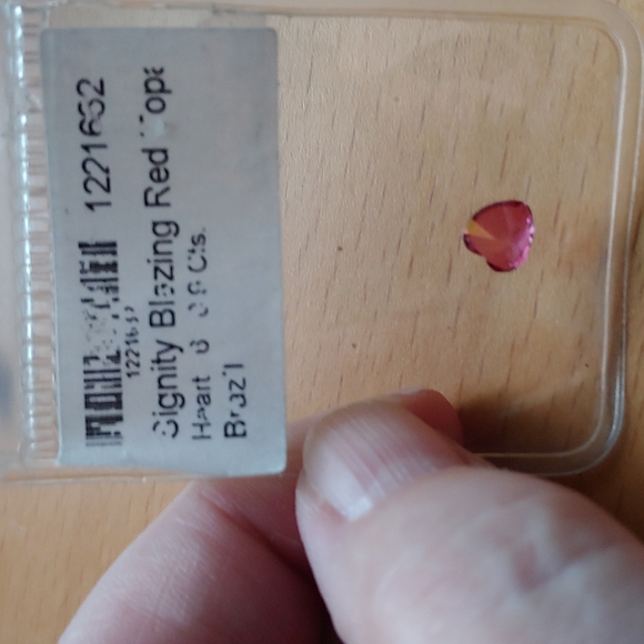 Blazing red topaz .9ct Heart shaped - Picture 2 of 3
